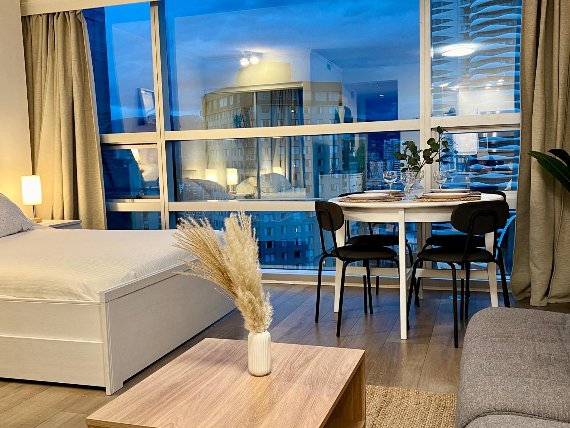 Stunning Skyline Views In A Cozy And Stylish Abode Apartment Vancouver Ngoại thất bức ảnh