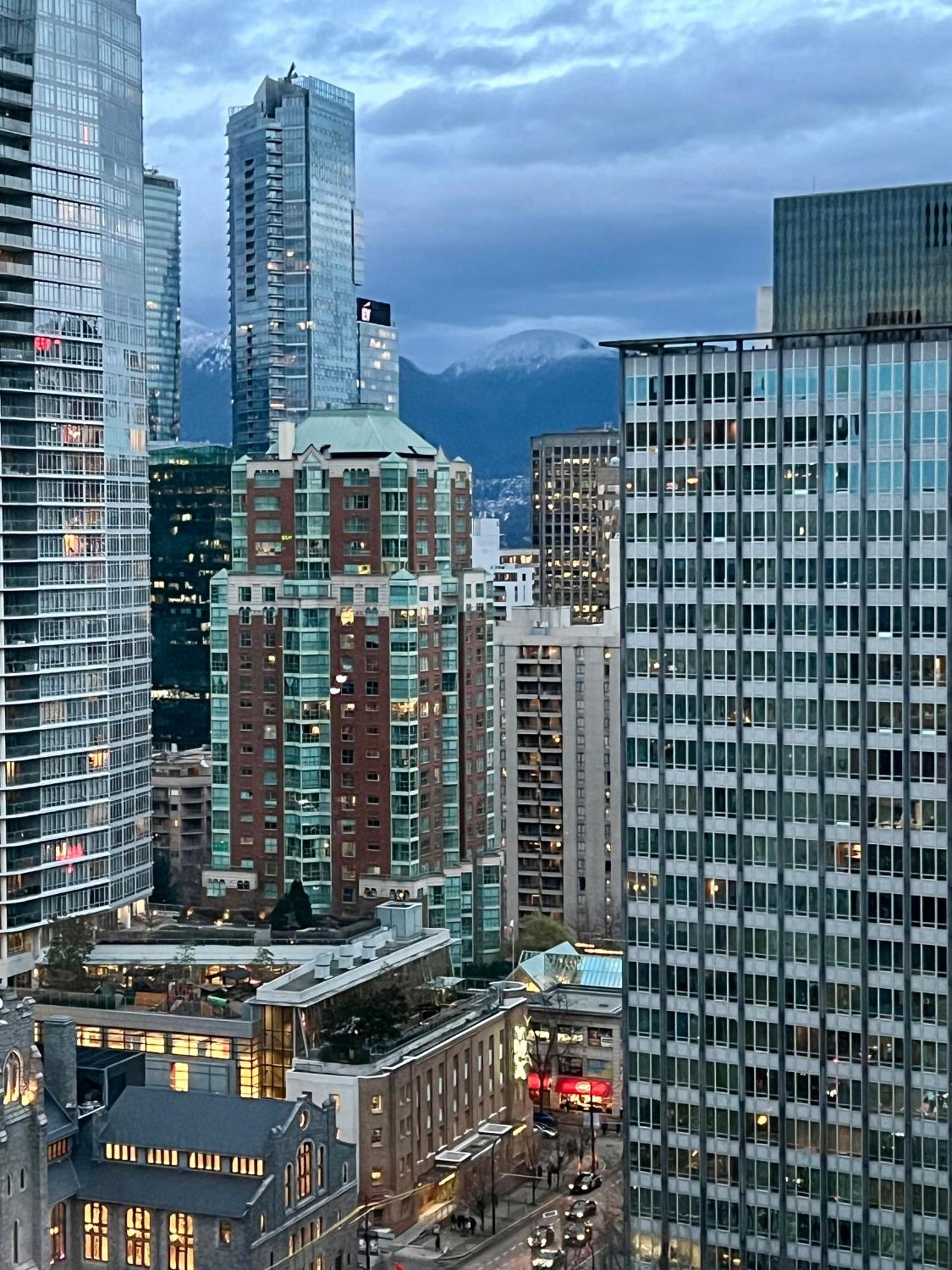 Stunning Skyline Views In A Cozy And Stylish Abode Apartment Vancouver Ngoại thất bức ảnh